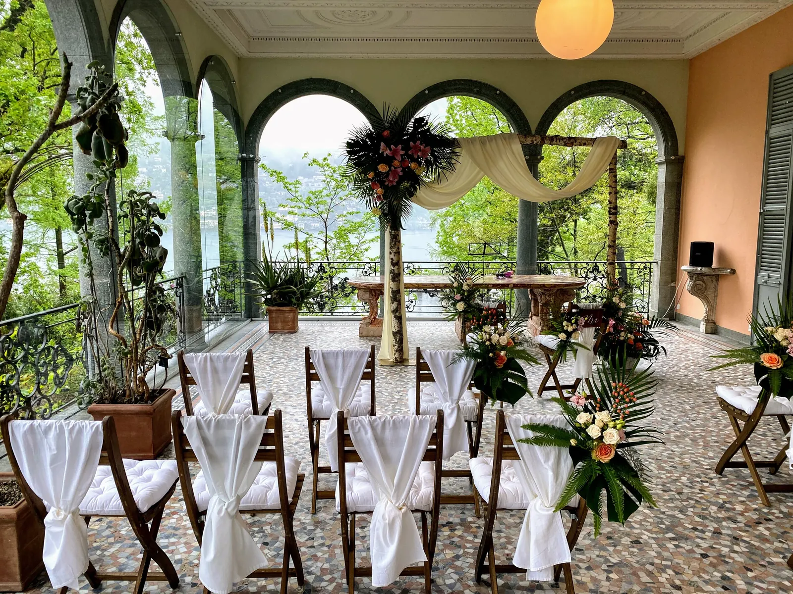 Für die freie Trauung geschmückte Terrasse der Villa Emden am Lago Maggiore