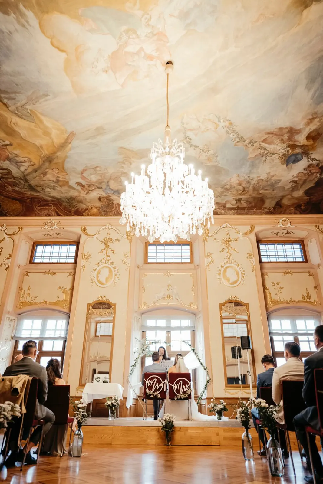 Freie Trauung in einem barocken Festsaal mit Kronleuchter