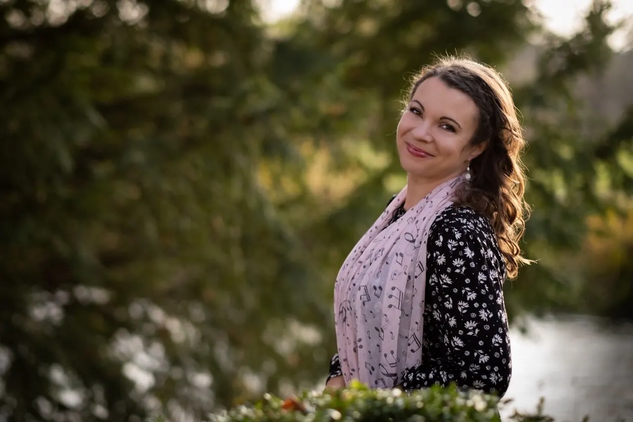 Hochzeitssängerin Dina Regniet im Garten