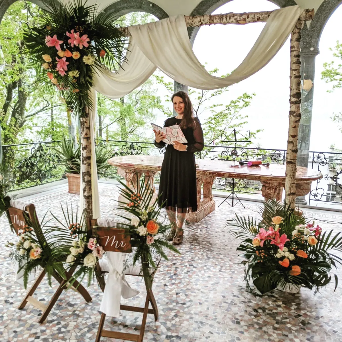 Dina Regniet als Traurednerin unter dem Traubogen am Lago Maggiore